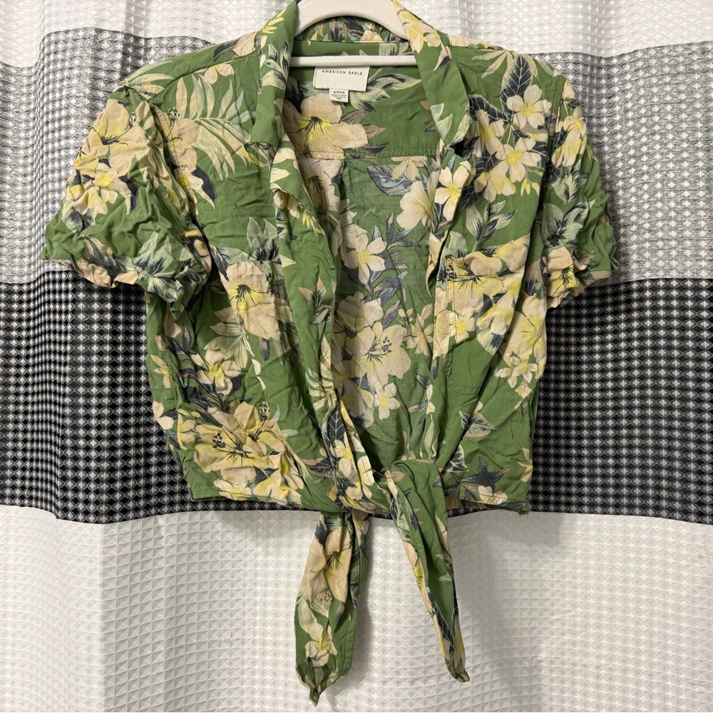 American Eagle Outfitters Green Floral Button Down Shirt